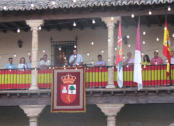 Saludo del Alcalde desde el balcón del Ayuntamiento en las Fiestas de San Agustín en Fuentelencina